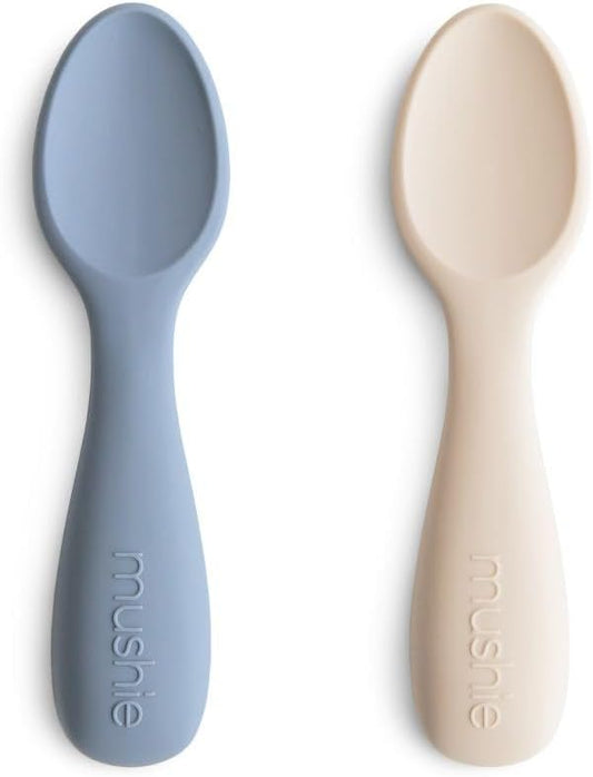 Mushie Colheres de Aprendizagem Baby | Conjunto com 2 Colheres de Silicone para Aprendizagem sem BPA | Utensílios Infantis Duráveis e Laváveis na Lava-louças | Tradewinds/Shifting Sand