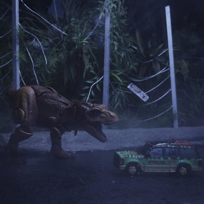 Transformers Generations Collaborative: Jurassic Park Mash-Up, Tyrannocon Rex e Autobot JP93, para maiores de 8 anos.