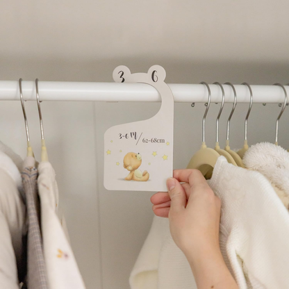 Divisores de guarda-roupa de bebé Tiny Trees em caixa de oferta - 8X Divisores de roupa unissexo para bebés dos 0 aos 24 meses - Presentes para pais recém-nascidos, organizador de roupa de bebé e divisor de idade para armário de berçário - Edição Teddy