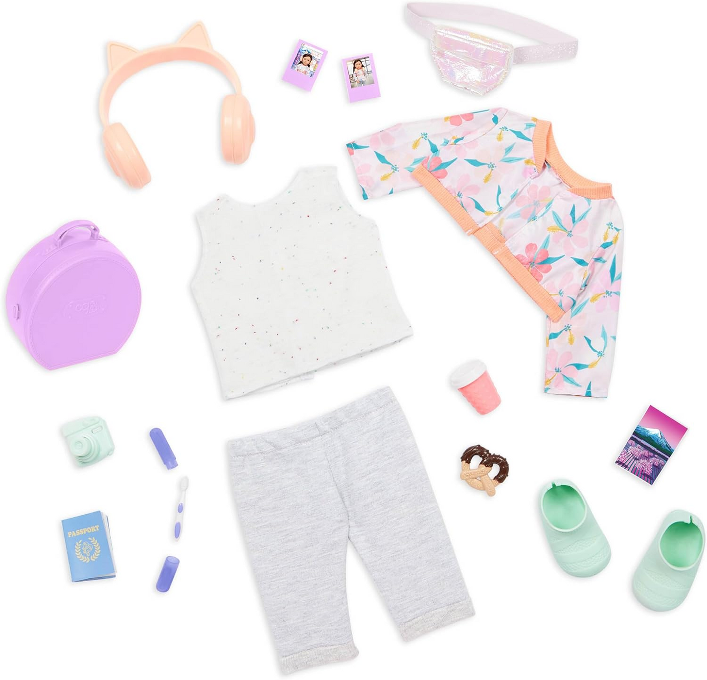 A nossa boneca de viagem Reese da geração - boneca de viagem de 45 cm com o livro de histórias do castelo Curios - inclui 19 peças de roupa temática de viagem e conjunto de acessórios