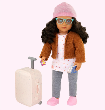 Our Generation Lisandra - Boneca de Viagem de 45 cm com Mala de Rodinhas, Características Realistas e Equipamento de Viagem - Roupa e Acessórios para Bonecas Compatíveis - Idades 3+