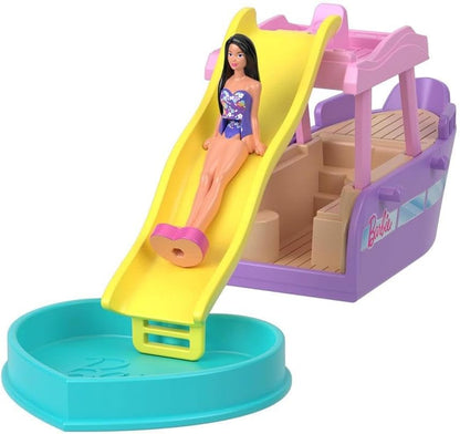 Barbie Conjunto de boneca Mini BarbieLand e veículo de brinquedo, boneca Barbie de 3,8 cm e barco dos sonhos com mudança de cor, além de escorregador e piscina removíveis, HYF41