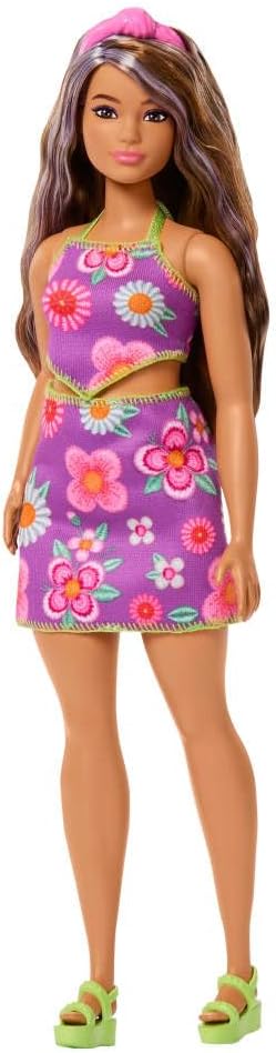 Barbie Boneca Fashionistas nº 244 com cabelo castanho com mechas roxas, top floral roxo e saia combinando com acessórios como tiara e sandálias, JJN57