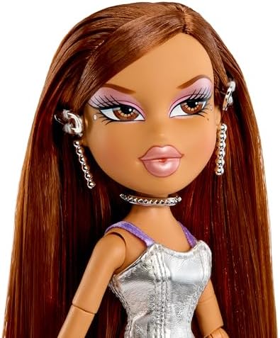 Bratz Charmz Yasmin - Boneca Fashion com Pulseira de Berloques Colecionável, Inclui Roupa e Acessórios, Vem em uma Embalagem Exclusiva para Exibição, Personalize e Colecione