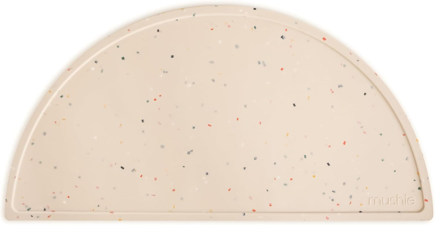 Mushie Tapete de silicone para crianças | Design antiderrapante | Material: Silicone de qualidade alimentar | Fácil de limpar e resistente a manchas | Livre de BPA e ftalatos (Confete de baunilha)