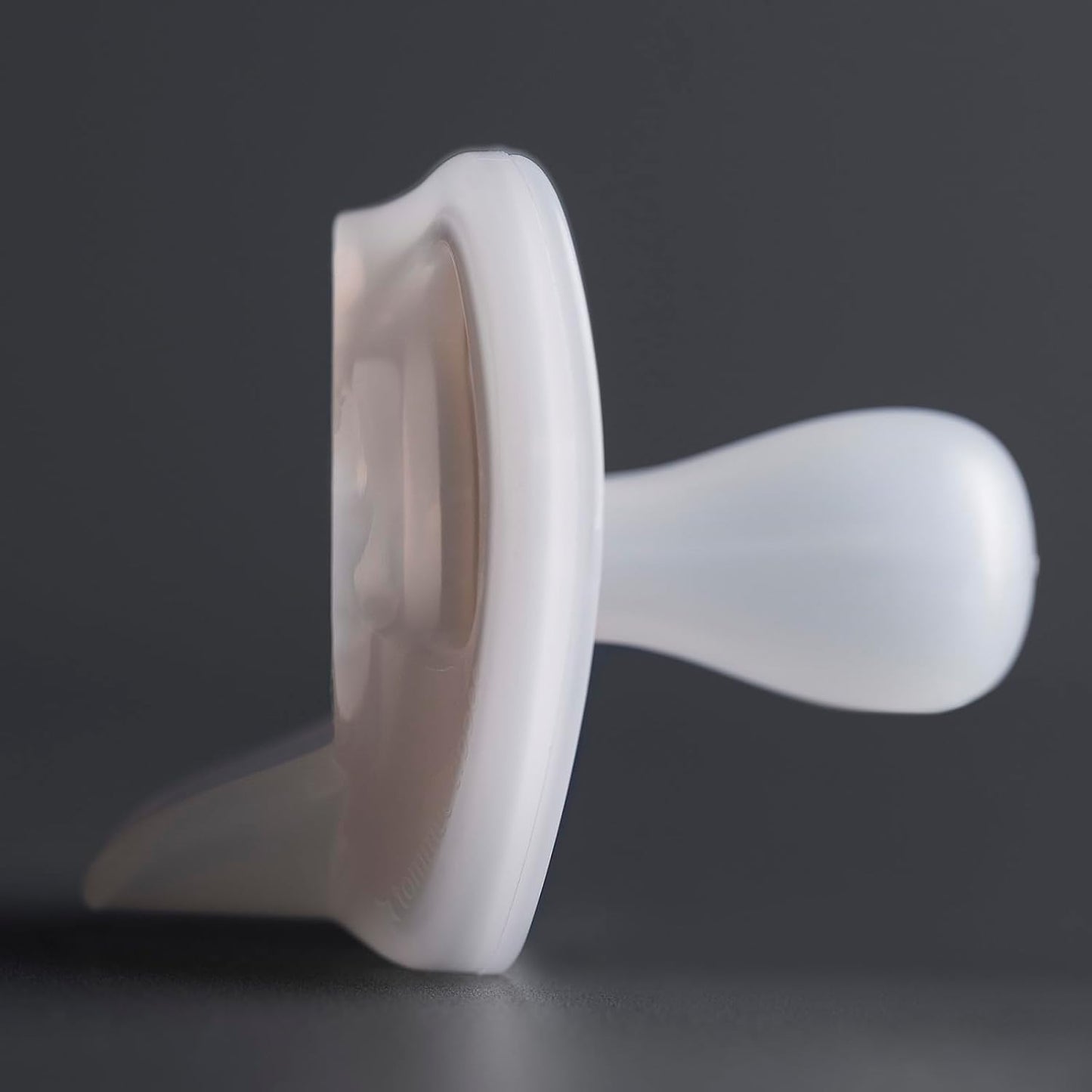 Tommee Tippee Chupetas ultraleves, 0-6 meses, 4 pacotes de silicone de uma peça, polipropileno, manequins multi sem BPA