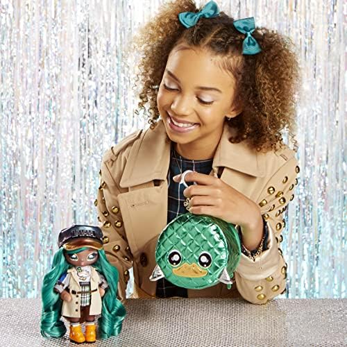 Na! Na! Na! Surprise Glam Series 2 - Boneca de Pelúcia Inspirada na Pata Mallory com Cabelo Verde e Bolsa Metálica com Clipe de Animal - Colecionável - Presente para Crianças a partir de 5 Anos