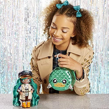Na! Na! Na! Surprise Glam Series 2 - Boneca de Pelúcia Inspirada na Pata Mallory com Cabelo Verde e Bolsa Metálica com Clipe de Animal - Colecionável - Presente para Crianças a partir de 5 Anos