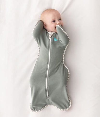 Love To Dream™ Swaddle UP™, Médio 6–8,5 kg – Verde Oliva Escuro | Ajuste Perfeito, Favorece uma Rotina de Sono Saudável | 1.0 Tog Ideal para Primavera e Verão (20–24°C) | Algodão Lavável à Máquina e Zíper Duplo
