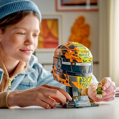 LEGO® McLaren Capacete Mastercard F1 Team Lando Norris - Produto Oficial de F1 - Kit de Modelo para Exibição com Minifigura Colecionável - Presente para Meninos a partir de 14 Anos e Fãs Adultos de Automobilismo - 43023