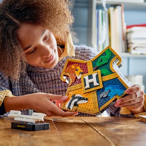 LEGO Harry Potter Brasão das Casas de Hogwarts - Modelo de Arte de Parede 3D com Animais - Decoração para Quarto Infantil - Ideia de Presente de Aniversário para Fãs Adolescentes e Meninas a partir de 12 Anos - 76462