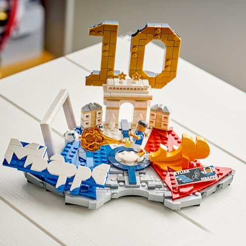 LEGO Editions Kylian Mbappé – Melhores Momentos do Futebol - Kit de Modelo 3D com Minifigura Colecionável - Decoração para Quarto Infantil - Presente para Meninos e Meninas a partir de 10 Anos e Fãs de Esportes Adultos - 43013