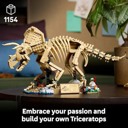 LEGO Jurassic World Fósseis de Dinossauro: Triceratops - Kit de Modelo para Exibição para Adultos com Minifigura do Dr. Gerry Harding - Decoração de Prateleira DIY - Presente para Fãs de Jurassic Park - 77985