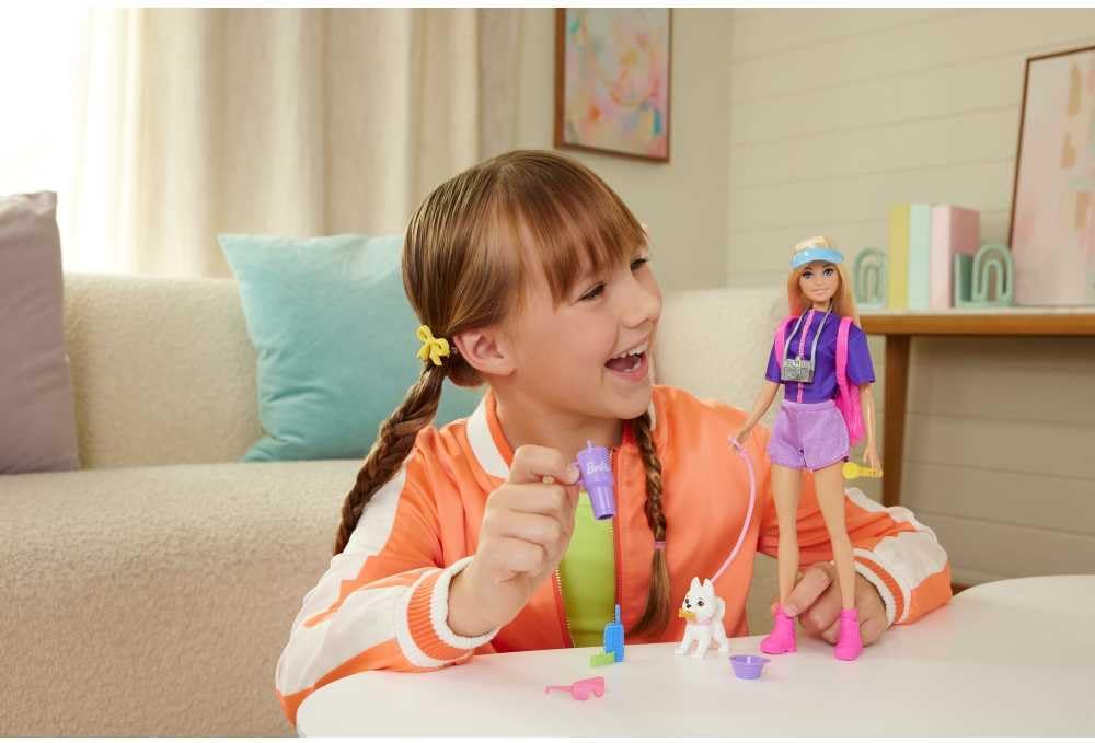 Barbie “Malibu” Aventuras ao Ar Livre, Boneca Fashion com Roupa de Aventura e Mais de 10 Acessórios com Tema de Acampamento, Incluindo um Cachorrinho de Estimação, JJV59
