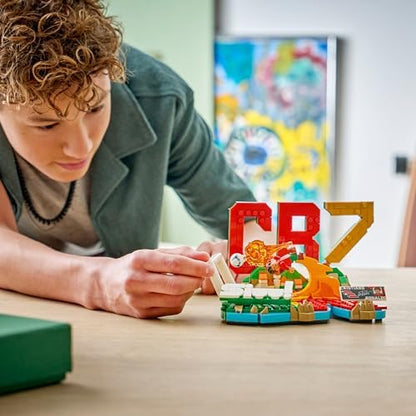 LEGO Editions Cristiano Ronaldo – Melhores Momentos do Futebol - Kit de Modelo 3D com Minifigura Colecionável - Decoração para Quarto Infantil - Presente para Meninos e Meninas a partir de 10 Anos e Fãs de Esportes Adultos - 43012
