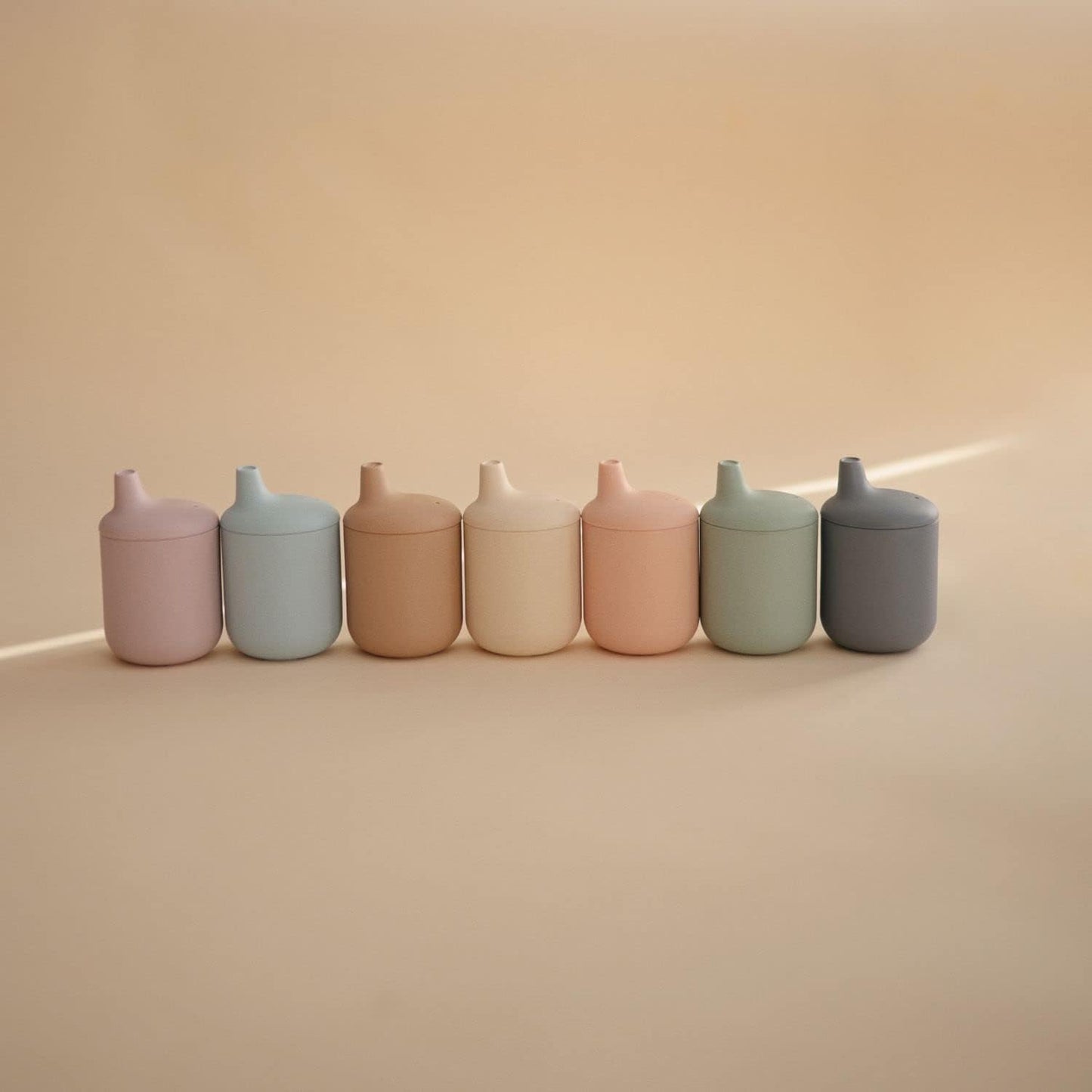 Mushie Copo de Silicone | Copo de Transição para Bebês a partir de 6 Meses | Capacidade: 175 mL | Tampa Removível | Material: Silicone de Grau Alimentício | Pode ser lavado na lava-louças e usado no micro-ondas (Verde Narciso Claro)
