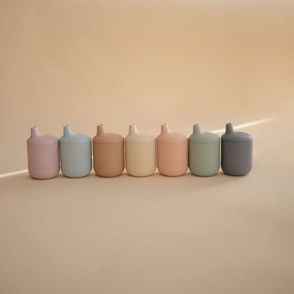 Mushie Copo de Silicone | Copo de Transição para Bebês a partir de 6 Meses | Capacidade: 175 mL | Tampa Removível | Material: Silicone de Grau Alimentício | Pode ser lavado na lava-louças e usado no micro-ondas (Verde Narciso Claro)