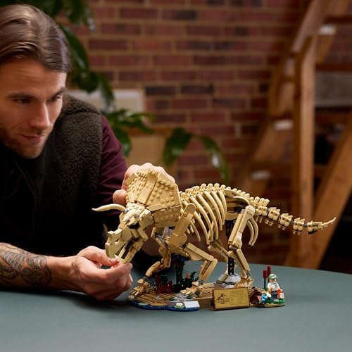 LEGO Jurassic World Fósseis de Dinossauro: Triceratops - Kit de Modelo para Exibição para Adultos com Minifigura do Dr. Gerry Harding - Decoração de Prateleira DIY - Presente para Fãs de Jurassic Park - 77985