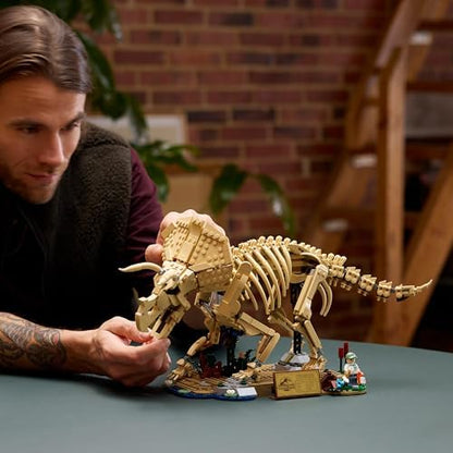 LEGO Jurassic World Fósseis de Dinossauro: Triceratops - Kit de Modelo para Exibição para Adultos com Minifigura do Dr. Gerry Harding - Decoração de Prateleira DIY - Presente para Fãs de Jurassic Park - 77985