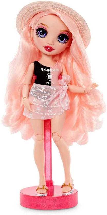 Rainbow High Pacific Coast - Bella Parker - Boneca Fashion Rosa com Roupa, Pernas Intercambiáveis e Suporte de Exibição - Inclui Toalha, Bolsa e Mais - Presente e Item de Colecionador para Crianças a partir de 6 Anos