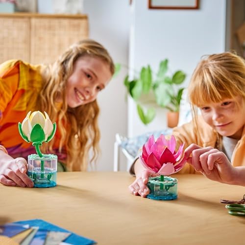 LEGO Botanicals Lírios d'água - Conjunto de flores artificiais com 2 plantas em vasos transparentes - Decoração DIY para quarto infantil - Presente para meninas a partir de 9 anos e amantes de flores adultos - 11511