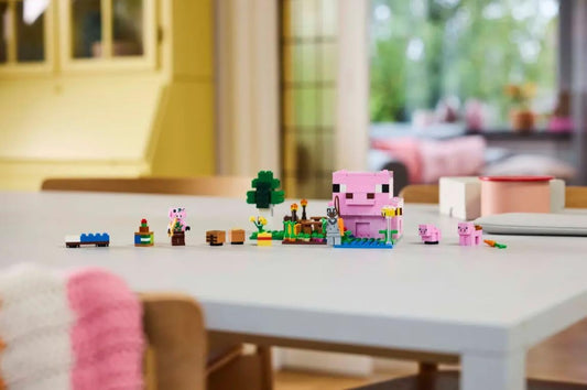 LEGO Minecraft The Baby Pig House Building Toy - Conjunto de animais de fazenda inclui um bioma florestal, figura de herói e mobs, presente para meninas e meninos com mais de 7 anos