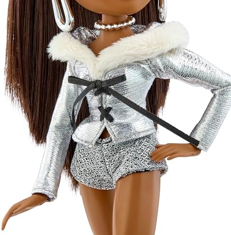 Bratz Charmz Sasha - Boneca Fashion com Pulseira de Berloques Colecionável, Inclui Roupa e Acessórios, Vem em uma Embalagem Ideal para Exibição, Personalize e Colecione