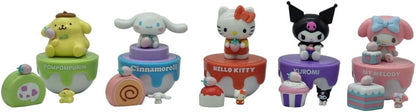 Bandai Sanrio Hello Kitty e Amigos - Cápsula de 50º Aniversário - Figura Colecionável Pompompurin de 8cm com Caixa de Exibição, Presentes Fofos, Colecionáveis da Hello Kitty e Presentes de Anime para Meninas