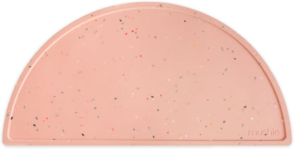 Mushie Tapete de silicone para crianças | Design antiderrapante | Material: Silicone de qualidade alimentar | Fácil de limpar e resistente a manchas | Livre de BPA e ftalatos (Rosa claro com confete)