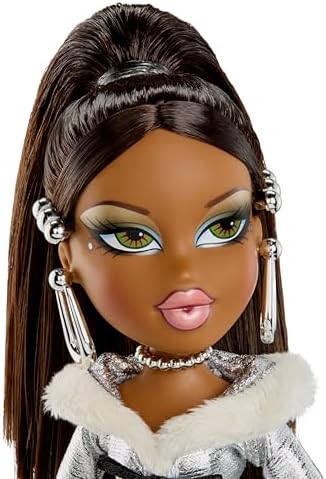 Bratz Charmz Sasha - Boneca Fashion com Pulseira de Berloques Colecionável, Inclui Roupa e Acessórios, Vem em uma Embalagem Ideal para Exibição, Personalize e Colecione