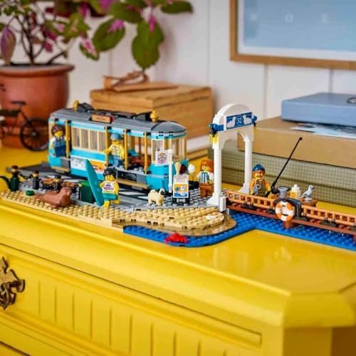 LEGO City Classic Bonde de Praia - Kit de Montagem com Trilhos, Cenário de Rua, 5 Minifiguras e 5 Figuras de Animais - Ideia de Presente de Aniversário para Meninos a partir de 7 Anos - 60506