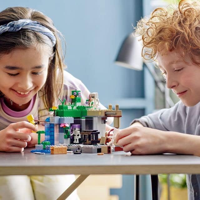 LEGO Minecraft The Skeleton Dungeon Set, brinquedo de construção para meninos e meninas de 8 anos ou mais, com cavernas, mobs e figuras com acessórios de besta, presente de aniversário infantil