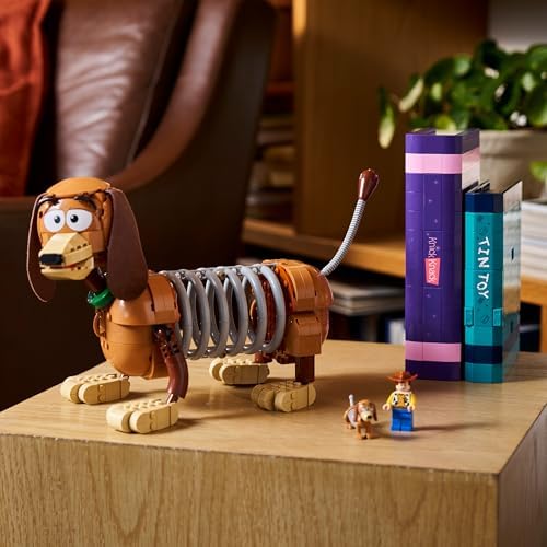 LEGO | Disney Pixar Toy Story Slinky Dog - Conjunto de Construção Decorativo para Estante de Livros para Adultos - Inclui Minifigura do Woody e Figura de Dachshund - Presente Nostálgico para Fãs - 43301