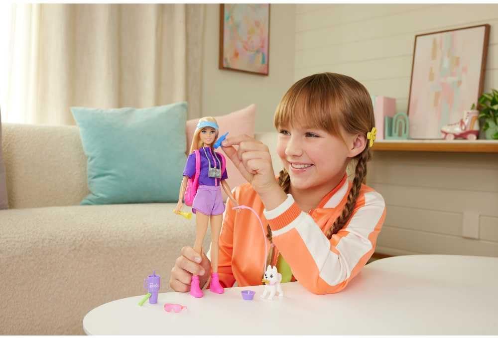 Barbie “Malibu” Aventuras ao Ar Livre, Boneca Fashion com Roupa de Aventura e Mais de 10 Acessórios com Tema de Acampamento, Incluindo um Cachorrinho de Estimação, JJV59