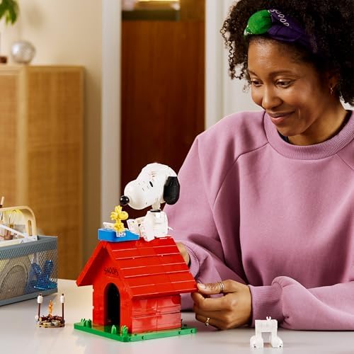 LEGO Ideas Peanuts: Casinha do Snoopy - Kit de Modelo para Exibição para Adultos com Figuras do Snoopy e do Woodstock - Decoração DIY para Prateleira ou Mesa - Presente Nostálgico para Fãs de Quadrinhos - 21368