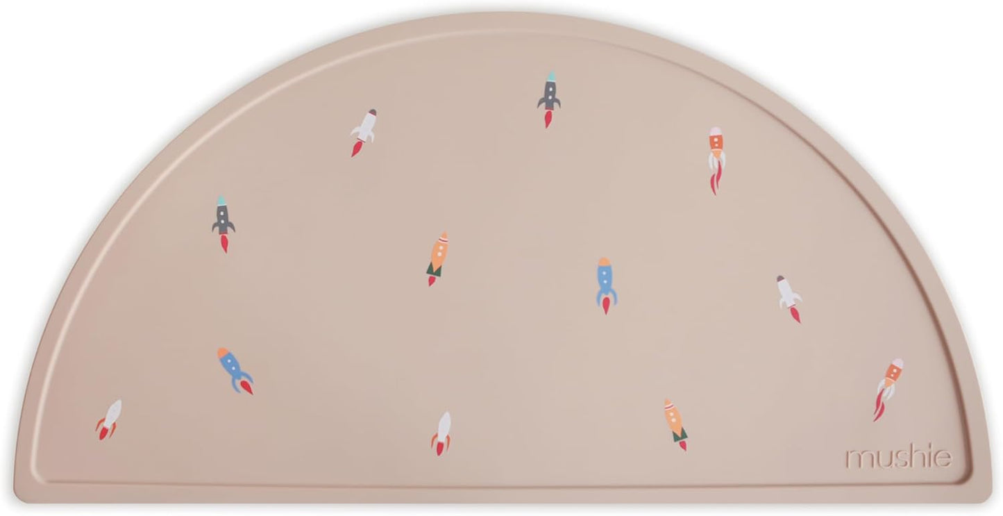 Mushie Tapete de silicone para crianças | Design antiderrapante | Material: Silicone de qualidade alimentar | Fácil de limpar e resistente a manchas | Livre de BPA e ftalatos (Foguete)