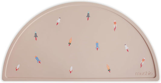 Mushie Tapete de silicone para crianças | Design antiderrapante | Material: Silicone de qualidade alimentar | Fácil de limpar e resistente a manchas | Livre de BPA e ftalatos (Foguete)