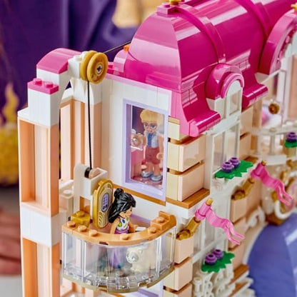 LEGO Friends Hotel Grand de Heartlake City - Miniatura com 6 mini bonecas, 2 figuras de animais e acessórios - Presente de aniversário para meninas a partir de 9 anos - 42704