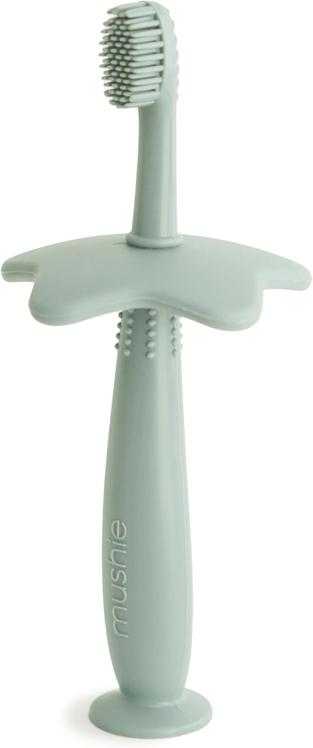 Mushie Escova de dentes de treinamento em silicone, para bebês e crianças pequenas, com base de sucção para fácil armazenamento e treinamento, material: silicone de qualidade alimentar, design de estrela (azul Cambridge).
