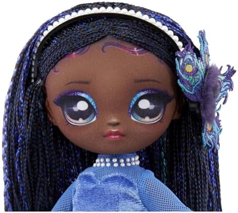 Na Na Na Surprise Teens Series 3 - QUEENIE FEATHER - 11"/28 cm modepop met zacht, beweegbaar lichaam - Inclusief pauwgeïnspireerde outfit and accessories - Geweldig cadeau for kids vanaf 5 ano