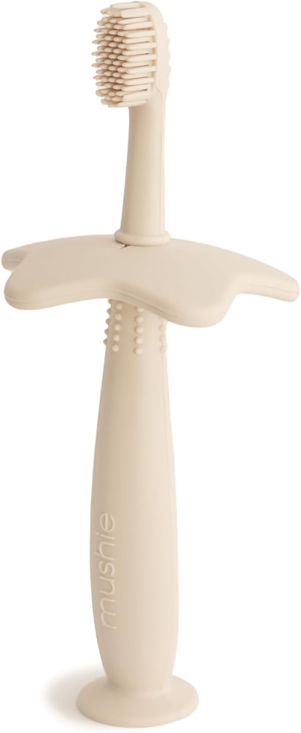 Mushie Escova de dentes de treinamento em silicone, para bebês e crianças pequenas, com base de sucção para fácil armazenamento e treinamento, material: silicone de qualidade alimentar, design de estrela (areia movediça).