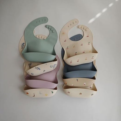 Mushie Babador de Silicone Baby | Babadores Impermeáveis com Ajuste Perfeito | Babadores Fáceis de Limpar para Alimentação do Bebê | 4 Tamanhos Ajustáveis com Bolsos Frontais Fundos | 100% Livre de BPA e Ftalatos