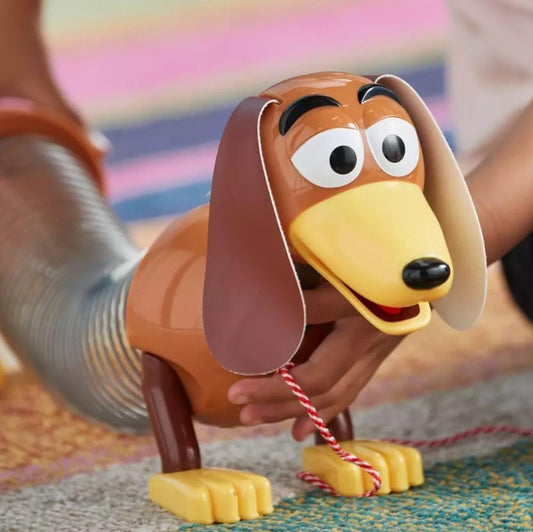 Disney Boneco Slinky Dog Falante Oficial da Store, Toy Story, 27 cm/11”, Orelhas macias ao toque e corpo flexível que estica, fala mais de 15 frases do filme, indicado para crianças a partir de 3 anos.