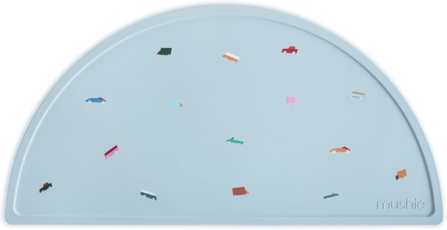 Mushie Tapete de silicone para crianças | Design antiderrapante | Material: Silicone de qualidade alimentar | Fácil de limpar e resistente a manchas | Livre de BPA e ftalatos (Carros retrô)