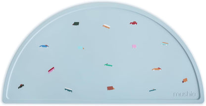Mushie Tapete de silicone para crianças | Design antiderrapante | Material: Silicone de qualidade alimentar | Fácil de limpar e resistente a manchas | Livre de BPA e ftalatos (Carros retrô)