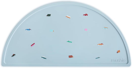 Mushie Tapete de silicone para crianças | Design antiderrapante | Material: Silicone de qualidade alimentar | Fácil de limpar e resistente a manchas | Livre de BPA e ftalatos (Carros retrô)