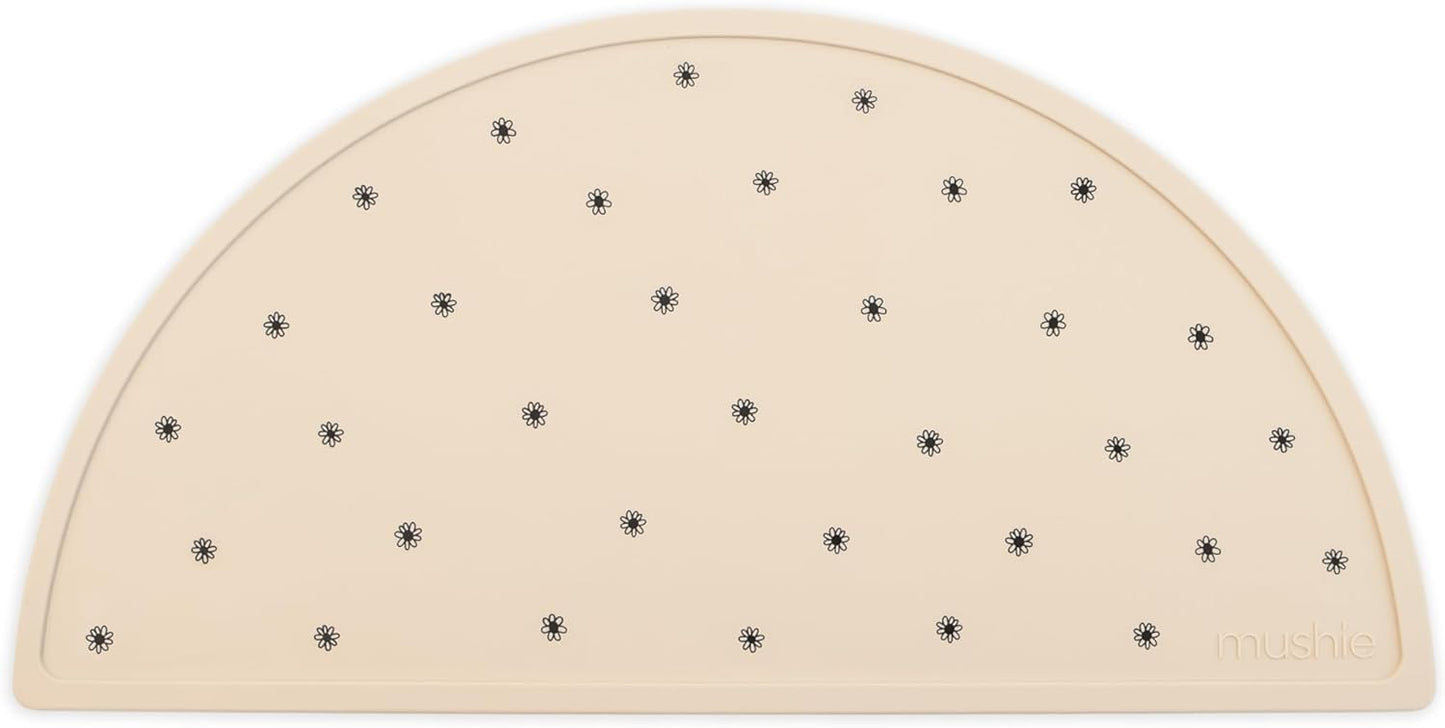 Mushie Tapete de silicone para crianças | Design antiderrapante | Material: Silicone de qualidade alimentar | Fácil de limpar e resistente a manchas | Livre de BPA e ftalatos (Margarida preta)