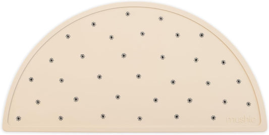 Mushie Tapete de silicone para crianças | Design antiderrapante | Material: Silicone de qualidade alimentar | Fácil de limpar e resistente a manchas | Livre de BPA e ftalatos (Margarida preta)