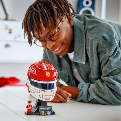 LEGO Capacete Editions Scuderia Ferrari HP Charles Leclerc - Produto Oficial de F1 - Kit de Modelo para Exibição com Minifigura Colecionável - Presente para Meninos a partir de 14 Anos e Fãs Adultos de Automobilismo - 43014
