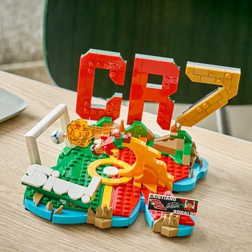 LEGO Editions Cristiano Ronaldo – Melhores Momentos do Futebol - Kit de Modelo 3D com Minifigura Colecionável - Decoração para Quarto Infantil - Presente para Meninos e Meninas a partir de 10 Anos e Fãs de Esportes Adultos - 43012